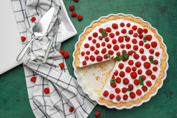 Tarte aux framboises savoureuse sur fond de couleur — Photo