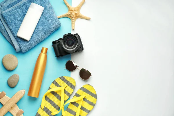 Composition with beach accessories on color background — Stock Photo, Image
