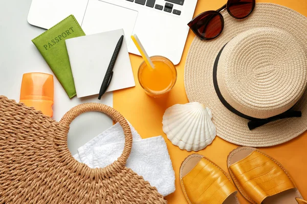 Composition with beach accessories and laptop on color background — Stock Photo, Image