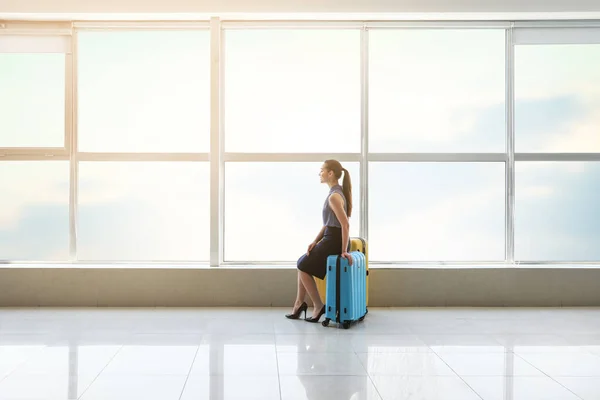 Joven empresaria con maletas en salón del aeropuerto — Foto de Stock