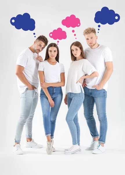 Grupo de jóvenes con burbujas en blanco sobre fondo blanco — Foto de Stock