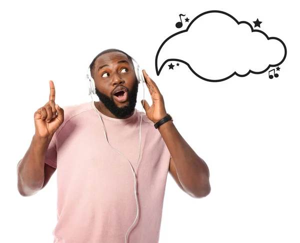 Känslomässig afroamerikan med hörlurar och tomt tal bubbla på vit bakgrund — Stockfoto