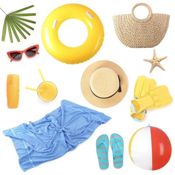 Ensemble d'accessoires de plage sur fond blanc — Photo