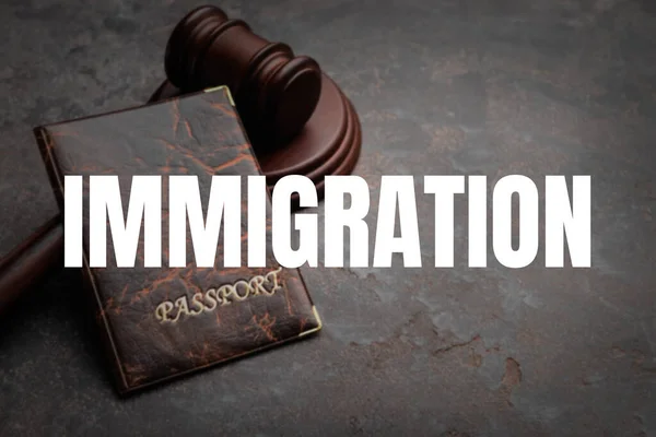 法官的通行证和护照在桌子上。移民法概念 — 图库照片