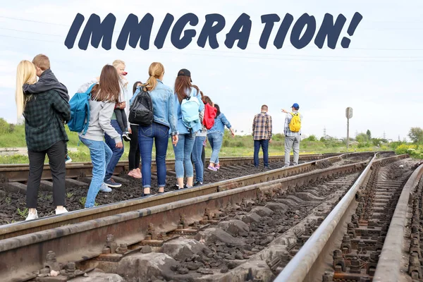Група нелегальних іммігрантів, що йдуть залізничними коліями — стокове фото