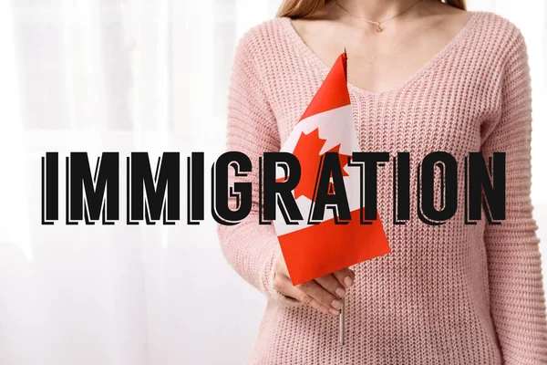 Mujer con bandera canadiense y palabra INMIGRACIÓN — Foto de Stock