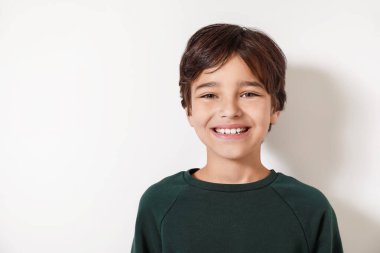 Hafif arka planda sevimli küçük bir çocuk.