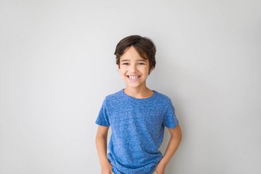 Hafif arka planda sevimli küçük bir çocuk.