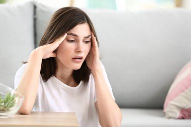 Stresli genç bayan evde.