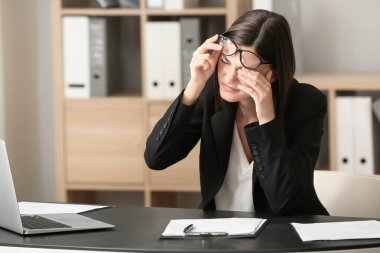 Ofiste işyerinde stresli genç kadın
