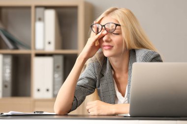 Ofiste işyerinde stresli genç kadın