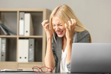 Ofiste işyerinde stresli genç kadın