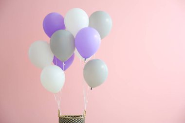Arka planda sepeti olan hava balonları