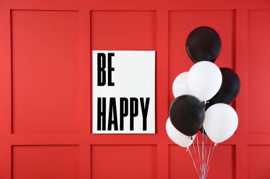 Yazılı hava balonları Renkli arka planda mutlu olun