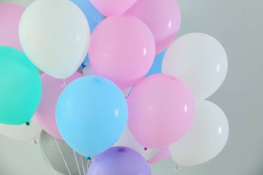 Hafif arka planda hava balonları