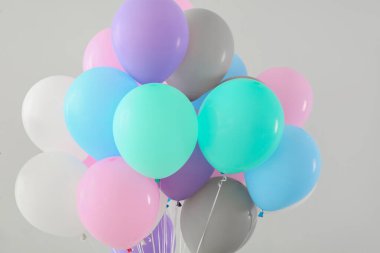 Hafif arka planda hava balonları