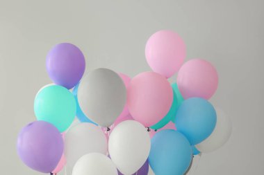 Hafif arka planda hava balonları