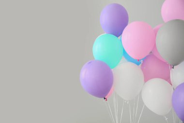 Hafif arka planda hava balonları