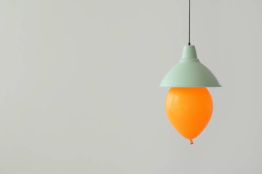 Hafif arka planda modern lambalı hava balonu