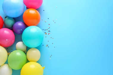 Renk arka plan üzerinde birçok balon