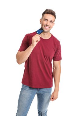 beyaz zemin üzerinde kredi kartı ile genç adam