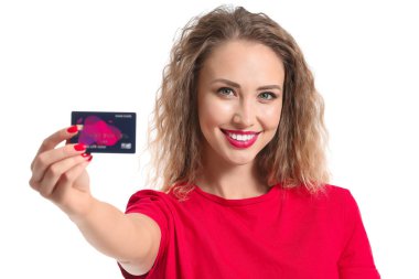 Beyaz arka plan üzerinde kredi kartıyla genç kadın