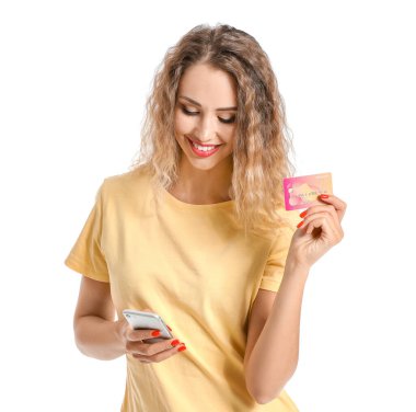 Beyaz arka planda kredi kartı ve cep telefonu olan genç bir kadın.