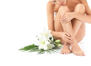 Beyaz çiçekli güzel bir kadın. Spa tedavisi