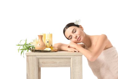 Beyaz tenli, kaplıca eşyalarıyla güzel genç bir kadın.