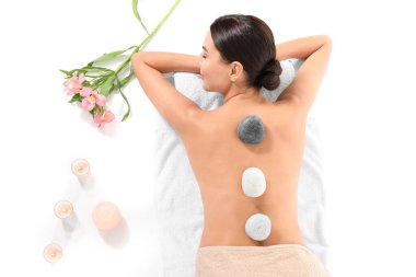 Beyazlar içinde güzel, rahatlatıcı genç bir kadın. Spa tedavisi