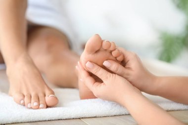 Güzel genç kadın ayak masaj spa salonda alma
