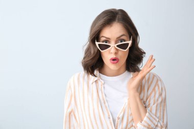 Açık renkli sürpriz genç kadın