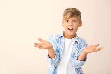 Beyaz arka planda küçük bir çocuk.