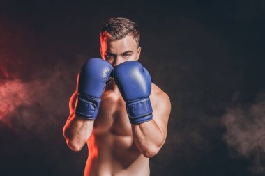 Siyah arka planda sportif erkek boksör