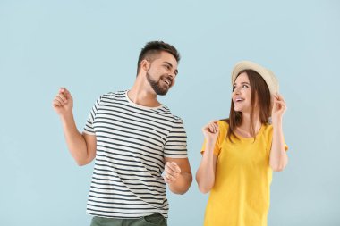 Renkli arka planda dans eden genç çiftin portresi