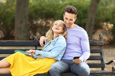 Parkta romantik bir randevuda mutlu genç çift