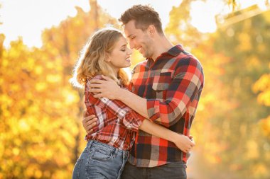 Parkta romantik bir randevuda mutlu genç çift