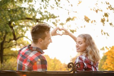 Parkta romantik bir randevuda mutlu genç çift