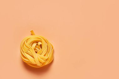 Renkli arka planda kuru makarna