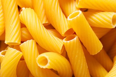 Kuru makarna yığını, yakın plan.