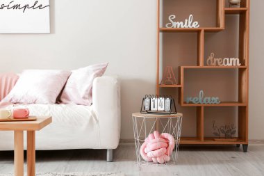 Kanepeli modern bir oda.