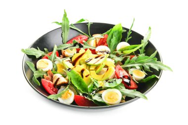 Plaka beyaz zemin üzerine lezzetli avokado salatası ile