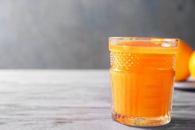 Gri masada cam, taze portakal suyu