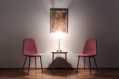Masalı sandalyeler ve gece parlayan lambalar