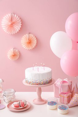 Doğum günü partisi için nefis bir çikolata. Masanın üzerinde renk arkaplanına karşı.