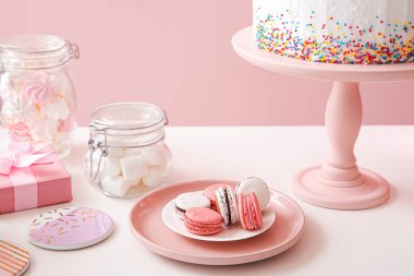 Doğum günü partisi için nefis bir çikolata. Masanın üzerinde renk arkaplanına karşı.