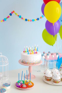 Doğum günü partisi için nefis bir çikolata. Masanın üzerinde renk arkaplanına karşı.