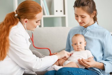 Küçük bebek li kadın klinikte çocuk doktorunu ziyaret etti