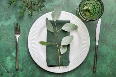 Renk arkaplanında okaliptüs olan güzel masa ayarları