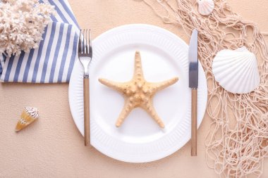 Renk arkaplanında deniz yıldızı olan güzel masa ayarları